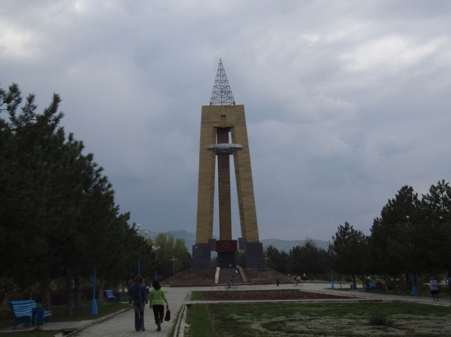 　今回の滞在記はビシュケク市の南部に所在する「勝利公園」を訪れて来ました。ビシュケク市内は公園が多くあり、また街自体が公園の様な造りになっています。ただ残念な事に旧ソビエト時代に建立された街は、キルギスの独立と共に充分な整備が施されずに荒廃してしまっている部分もとても多いです。<br />　ここ勝利公園もベースはソビエト時代に造られましたが、キルギス仕様に改造されたり、壊れたままになっていたりと整備が不充分な感は否めませんでした。しかし、山が近くに見えたり、お弁当を持参した家族が多く訪れていたりと、のんびりとしたり散歩したりするにはとても良い場所でした。<br />　場所はソビエツカヤ通りとトコンバエバ通りの交差点に有ります。市内中心部からはトロリーバス１０番、１７番で「１０ミクロライオン」バス停で下車徒歩１０分位です。