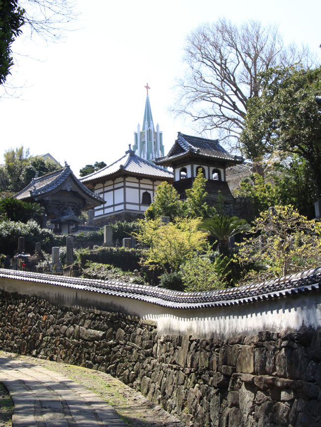 いよいよ春本番！お花見をかねて長崎へ行ってきました。<br />１日目は異国情緒あふれる平戸の街並みを散策して長崎に向かいます。<br />宿泊したホテルは長崎の街を一望できる山の中腹に位置していて、部屋からは山の斜面に立ち並ぶ家々が見え、坂の町長崎ならではの風景が広がっていました。<br /><br />写真は　平戸の教会とお寺の見える風景<br />