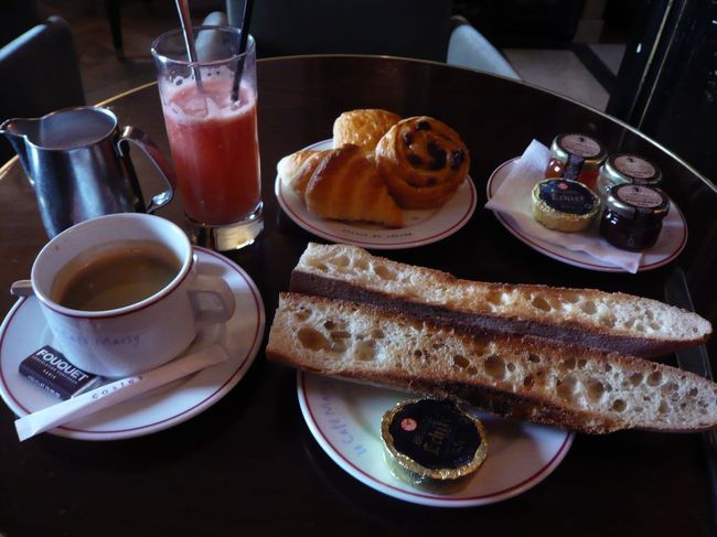 2011年4月26日〜2011年5月1日の日程で1人でParisに行きました。<br />今回ももちろん、セジュール・ア・パリさんのアパルトマンに滞在する『暮らす』旅です☆<br /><br />------- <br /><br />2011.04.29 Paris<br /><br />この日は一度行ってみたかった『カフェマルリー』で朝食をいただいてから一日をスタートしました☆<br /><br />あいにくの雨模様でしたが、サンジェルマン地区を中心に雑貨屋、薬局、ボンマルシェ、メダイ教会などでたっぷりお買い物しました。<br /><br />気に入ると何度もリピートしてしまう性格なので、今までの旅行記でご紹介済のお店ばかりになってしまいますが、購入品を中心に書いていこうと思います^^*<br /><br />夜はパッサージュ・パノラマにある人気ビストロで友人と夕食会♪<br />お互いの近況などを話し合って楽しい夜になりました。<br /><br />実は待ち合わせ時間より早く着いてしまったので、隣のパッサージュを散策していたら・・・とんでもない人に声をかけられてしまいました。。あの調子だと私以外にも被害にあわれている方がいるのではないかと心配です。詳しくは本文中にて!