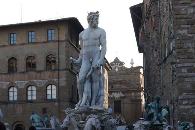 フィレンツェは、ルネッサンス発祥の地でミケランジェロやレオナルド・ダ・ヴィンチ、ボッティチェッリなど、偉大な芸術家たちの作品が多く残っている街。<br /><br />表紙写真は、フィレンツェの野外彫刻劇場シニョーリア広場の「ネプチューンの噴水」です。<br /><br />※ 2015.08.26 位置情報登録
