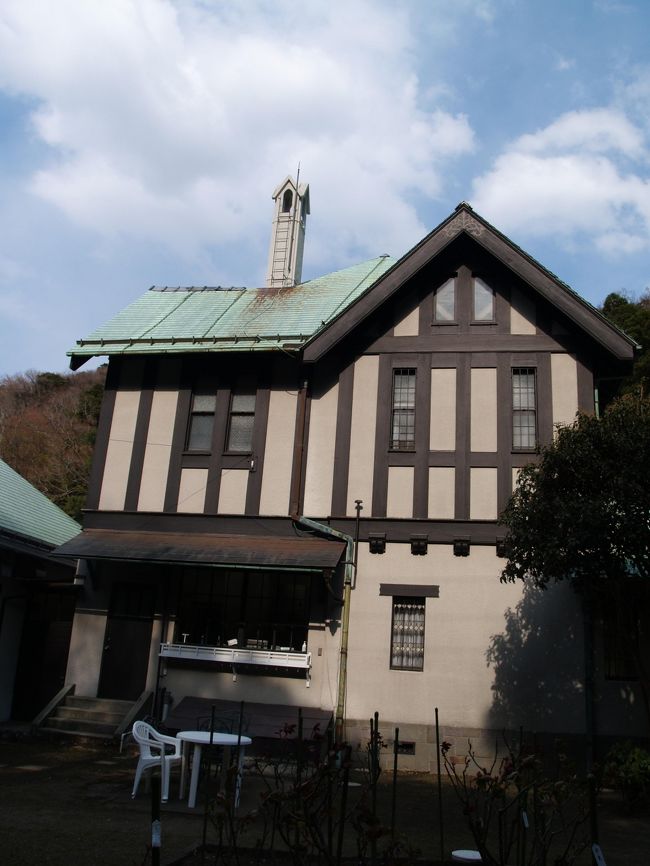 　旧華頂宮邸は鎌倉市浄明寺2にある。2012年春の内部公開が4月7日（土）、8日（日）に行われた。7日（土）に寄ってみたが、大変な人出であった。というのも、NHK連続テレビ小説「ひまわり」で、安曇野の旧家・地主という設定で撮影に使われたことも大いに影響しているようだ。しかし、戦前に旧家・地主の邸宅が洋館であることなど有り得ない設定である。洋館を建てても、周りには和舘や土蔵が並ぶものだ。たとえば、佐賀県柳川市には立花家の洋館があるが、これは迎賓館として建てられたもので、周りに和舘が建っている。鎌倉や都内に残る洋館もその地に新たに新築された本宅、別宅、別荘である。昔から住んでいる地にぽつんと洋館のみが建てられることなどあろうはずもない。NHKの時代考証が疑われる。また、直前に再（々‥）放送された相棒の2シリーズ目の第1話（2時間ドラマ）にも登場していた。他の2時間ドラマにはしばしば登場している。<br />　日本人の生活の場としてはやはり畳も必要なことは旧華頂宮邸を見ても伺い知れる。この洋館にも2部屋に畳が敷かれていた。後に宮邸を受け継いだ時に変更されたようだ。フランス庭園の向こうに和舘を建て、さらに増築するほどの和風好きだったのであろうか。<br />　あいにく、北向きなために、庭端の枝垂れ桜はまだであったが、やぐらが多く見られ、宅間ヶ谷と呼ばれるこの谷戸にも慈願寺、慈昌寺、宝泉庵などの寺があったとされ、その跡地に旧華頂宮が建てられたのであろう。<br />（表紙写真は旧華頂宮邸側面）