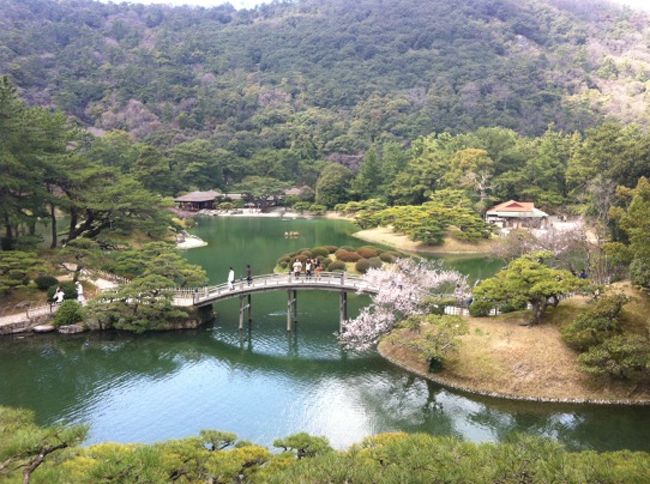 とても綺麗な日本庭園です。<br />一見の価値大有りです高松駅より電車で栗林公園の近くの駅まで行きました<br />公園内に入るとびっくり！！<br /><br />とても整備された公園でした<br />