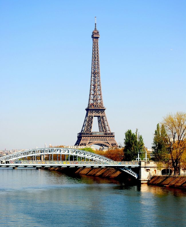 　今回私が訪れた都市パリは、その歴史をたどるとセーヌ川の中州のシテ島から発達した町です。シテ島の上のサン・ルイ島、チュイルリー公園、コンコルド広場、エッフェル塔、シャイヨー宮、自由の女神等、その河岸は現在パリの観光の中心であります。そしてパリのセーヌ河岸として世界遺産に登録されています。<br />　私はその世界遺産であるセーヌ川にスポットをあててみました。パリの人たちが寄り身近に親しみ馴染んでいるこのセーヌ川を、私も少しでもあやかってみたい・・・・、この思いが今回のテーマです。とは言ってもパリ滞在僅か4～5日です。パリを、セーヌを理解するなんて大それた事は実際無理な話です。せめてパリの美景を彩るセーヌ川を眺めてみたい。それだけの旅行記になろうかとも思います。それでいい、その気分で作ってみました。<br />　　　　　　　　　　　　　(写真 セーヌ川右岸よりエッフェル塔、ルーエル橋）
