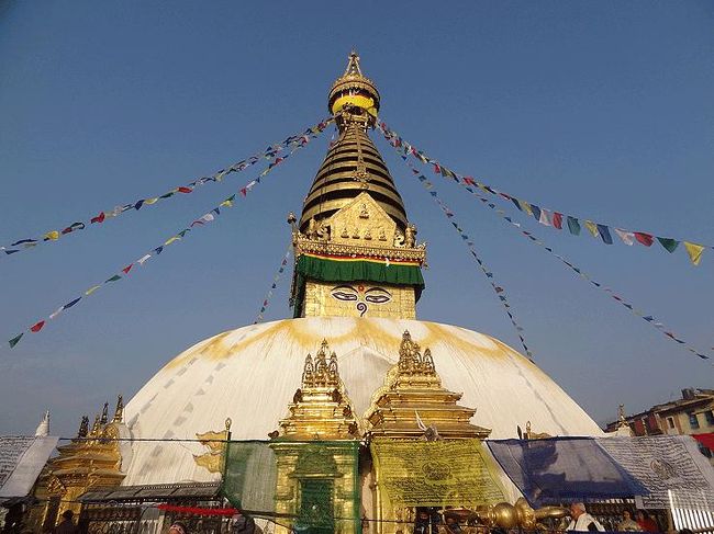 インドより国境を越えてルンビニへと。ルンビニで２泊、聖園やルンビニ近郊のタウリハワの仏教遺跡を訪ねた。<br />飛行機でカトマンズへ移動、カトマンズで１泊、市内観光のほか、パタン、キルティプル、バグダブルなど近郊の観光地を訪ねた。