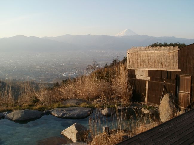 桜の季節となり、大分春めいてきました。<br /><br />ここの所、仕事が忙しかったため、気分転換をしようと思いました。桜のシーズン中に休暇が取れたので「桜」をテーマにドライブ旅をしようと思い、埼玉県と山梨県を結ぶ国道140号線、通称彩甲斐街道を利用して旅をすることにしました。<br />今回は、埼玉県の秩父から山梨県の甲府盆地周辺、そして身延山までの1泊2日の小旅行ですが、春を充分に堪能することができました。<br /><br /><br />どうぞご覧下さい。<br /><br /><br /><br />【旅行日程】<br />・4月9日(月)<br />午後1時頃、自宅出発→圏央道&関越道→花園ICより国道140号線→秩父羊山公園芝桜観光→秩父清雲寺の桜見物→雁坂トンネル→勝沼ぶどう郷YH到着、その後は天空の湯にて食事と温泉<br /><br />・4月10日(火)<br />ほったらかし温泉にて朝風呂→勝沼ぶどう郷YHにて朝食→新田商店にてワインを購入→中央道→身延山観光→中央道&圏央道→自宅着!<br /><br /><br />【宿泊先】<br />勝沼ぶどう郷ユースホステル<br />http://homepage2.nifty.com/t-konishi/index.html<br /><br /><br />※この巻では、勝沼ぶどう郷ユースホステル到着から書いています。この巻では山梨県の勝沼周辺を散策した事を中心に書いています。ちなみに写真は早朝のほったらかし温泉からの光景です。富士山が本当にきれいに見えました。<br /><br />※車からの風景も撮っていますが、完全に車を停止した状態で行っています。安全運転をしていますので、御理解の程宜しくお願い致します。温泉の光景も誰もいない状況で撮っていますので、重ねての御理解の程、宜しくお願い致します。<br /> <br /><br />