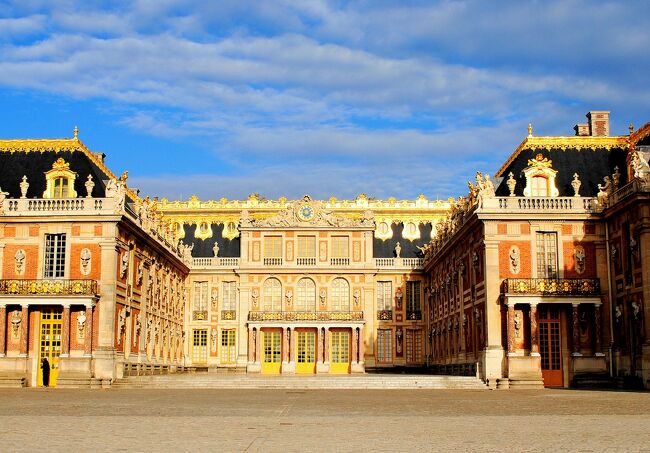 　今回の旅行ではパリのみで行こう。その計画でしたが急きょ（旅行1週間前）、近くでもあり是非観たいと云う心変わりでベルサイユ宮殿を加えました。早速みゅうのヴェルサイユ半日ＯＰツァーに参加した次第です。マリー・アントワネット離宮（トリアノン）を含むコースが希望でしたが、4月下旬からとのことでやむをえず同午前コースにしました。<br /><br />　ヴェルサイユ宮殿はルイ14世が築いた豪華絢爛な宮殿です。ブルボン王朝の栄枯の歴史を訪れる。その意味に於いて絶頂と滅亡のドラマを見る・・・・そんな思いでこの宮殿の正面に立った。（写真）<br />　