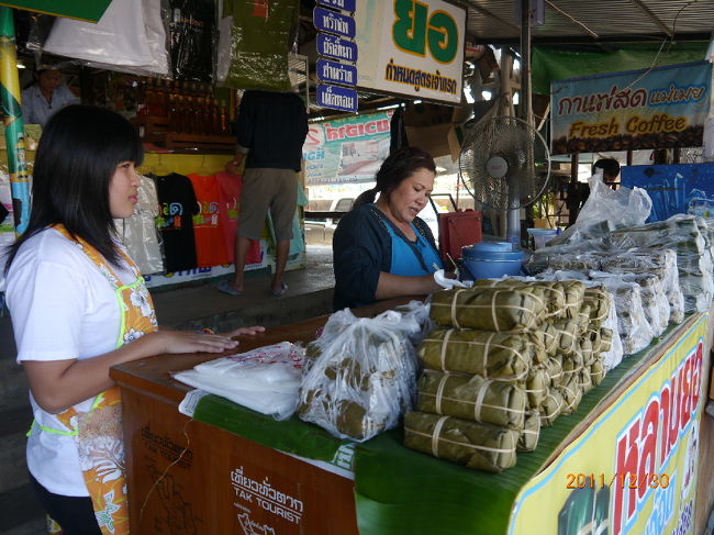 １日のビルマ観光を終えて、タイへ戻ってきた。タイでは少しはタイ語も放せるという安心感があり、ほっとする。これから行くところは通称「宝石市場」。タイの税関から歩いて行ける直ぐの場所にある。ビルマは元々宝石の原石を多く産出するところで、そんな関係から、この国境の直ぐ近くの場所にこうした名前の市場が出来たと思われるが、現在この市場で扱っている商品は、宝石はもう既にマイナーで、今では多種多様な雑貨が売られていて、遠くから車で買いに来る人もいるようだ。<br /><br />チャトチャックのウイークエンドマーケットのような、狭い通路を通り抜け、３年前の日本語の出来るオヤジのいる店に向かう。しかし残念ながら今日は、このオヤジは店に来ていない、という。少しばかり当てが外れたが、まあ、そういうこともあるだろう。３年前はここで幾つか原石を買い、日本まで持って帰ったが、今日はそうした店も出ていない。店の女将と娘を相手に少し話をするが、余り話しも通じない。<br /><br />市場内を回ってみても殊更欲しくなるようなものも売っていない。お客の入りもチャトチャックに比べたら十分の一程度。閑散としたマーケット内で、売り子も暇を持て余している感じ。こんな状態が何年も続けば、いずれこの市場も閉鎖されるに違いない。市場を通り抜け、裏の駐車場に出て、更にその先のモエ川の畔、堤防を歩いてみた。