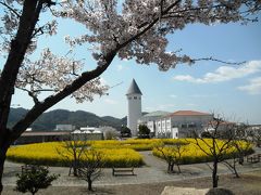 散り行く桜を惜しんでサウスビレッジを散策