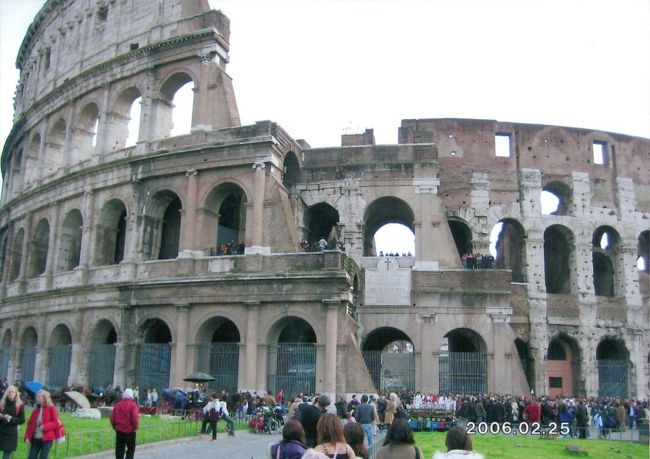 初海外旅行です。「全ての道はローマに通ず」だったら一番最初にローマに行っちゃおう！と決めました。<br />目的はセリエAのローマダービー！ローマにある２チームが街を二分してのダービーマッチ。大のトッティファンとしてはトッティのプレイを生で観れると気持ちを高ぶらせていたが・・ダービーの前節でトッティが骨折！出発前からテンションガタ落ち・・やはりローマは一日にしてならずか？！