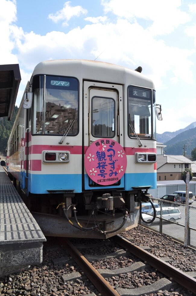 　2012年4月7日、青春18きっぷを使って、友人と日帰り旅行してきました。<br />　久しぶりの高山本線に乗って岐阜県の樽見鉄道に乗ろうという計画で、時期的には薄墨桜が見られると思っていたのですが…4月と言うのに雪が降るお天気で、桜の開花はだいぶ遅れているとか。<br />　その代わり、樽見鉄道はお客さんも少なく快適でした。(笑)<br />　樽見鉄道、国鉄時代の終着駅神海駅を出て樽見駅へ向かいます。