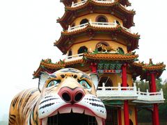 台湾紀行（４）　左榮蓮池譚にそびえる高雄の象徴　ツインタワーの龍虎塔