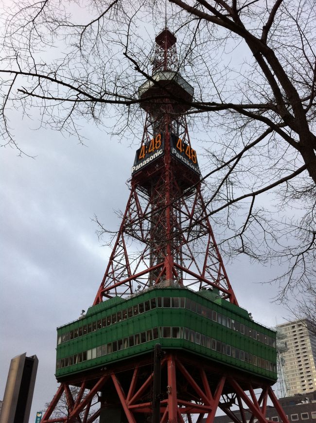 札幌にショートトリップ。<br />一休のクーポンでお安く宿泊できるプランがあったので札幌グランドホテルを利用してきました。<br />エグゼクティブクラスに位置づけられるグランドinグランド。<br />ラウンジは外資のそれと比較してはいけない内容でしたが、お部屋はかなり広かったです。