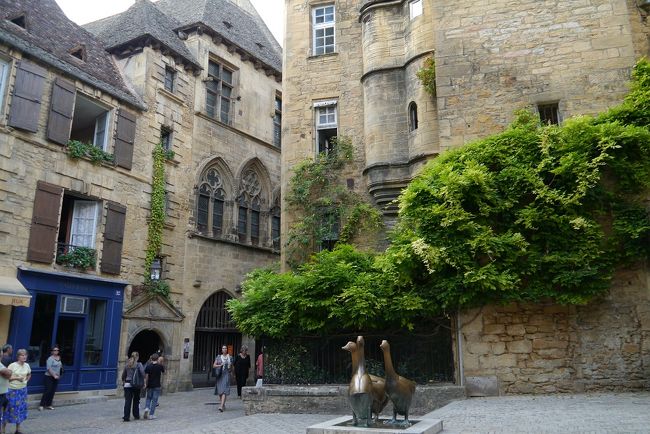 2011年フランスの旅もいよいよ終わりに近づいた。最後のパリを除くとここが今回の旅の最終地。<br />最終地に選んで良かった。とても美しい路地がたくさんある街だった。<br />＊サルラは中世からルネサンス」、17世紀の建物が混在している街だそうだ。<br />1962年「マルロー法」（当時の文化相アンドレ・マルローが提唱した歴史的町並みの保存のための法律）適用第一号となり見事に復元された美しい街並みで街全体が博物館のようである（地球の歩き方より抜粋）＊<br /><br />美しいけれど交通は不便。<br />サンテミリオンからはローカル一本で乗り換えなしで着いたが・・・・・<br />サルラの駅から街中まで2キロはあるし、バスは無し、電話ボックスは駅前にあったが壊れていたし、携帯は圏外でタクシーを呼ぶこともできず、結局スーツケースを引きずりながら炎天下（九月末だというのに真夏の暑さでした）宿まで歩いた。<br />背中の3本のアルザスワインが重かったぁ〜。<br />でも苦労して着いただけのことはありました。<br />もう一回行ってみたいところになりました。