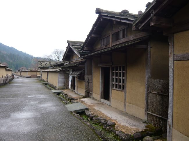 越前＆加賀の旅1日目。一乗谷朝倉氏遺跡を巡りました。<br /><br />一乗谷は、15世紀後半から5代103年間にわたって越前を支配した戦国大名・朝倉氏の本拠として繁栄した城下町です。この間、京や奈良の貴族・僧侶などの文化人が下向し、北陸の小京都とも呼ばれました。1573年に朝倉氏が織田信長に滅ぼされ、城下町は焼き討ちに遭って灰燼に帰しましたが、そっくり埋もれていた城下町跡の発掘調査が1967年から進められ、1971年には国の特別史跡に指定されました。<br /><br />福井市遺跡ホームページ<br />http://www.city.fukui.lg.jp/d620/bunka/iseki/00gaiyo.html<br />朝倉氏遺跡保存協会<br />http://www3.fctv.ne.jp/~asakura/index.html<br /><br />＜旅程＞<br />【1日目(4/14)】<br />　→福井9:15(鉄道)<br />　福井城址観光<br />　福井(福井駅前)10:00→一乗谷(武家屋敷前)10:28(バス)<br />　一乗谷朝倉氏遺跡観光<br />　一乗谷(朝倉資料館前)13:15→福井(柴田神社)13:37(バス)<br />　北の庄城址観光<br />　福井(福井駅前)14:30頃→丸岡(丸岡城)15:20頃(バス・遅延)<br />　丸岡城観光<br />　丸岡(城入口)16:21→東尋坊17:18(バス)<br />　東尋坊観光<br />　東尋坊17:47→JR芦原温泉駅18:25(バス)<br />　芦原温泉18:30→金沢19:36(鉄道)<br />　金沢泊<br />【2日目(4/15)】<br />　金沢観光<br />　金沢14:00→福井15:30(鉄道)<br />　養浩館庭園・福井城址観光<br />　福井16:37→(鉄道)