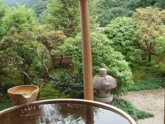 露天風呂付客室に泊まる1小さな庭園をみながら巨大なつぼのようなお風呂おくゆもと箱根湯本