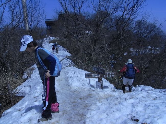 ４月１５日（日）今年の初登山をいたしました。快晴に恵まれましたが、五合目辺りからは、残雪と泥道でした。高度が上がるにつれて残雪の量が多くあり、九合目で山頂神社の奥の院に行くのを断念、近くのレストランの前で昼食を楽しんでから下山しました。九合目から七合目当たりの下山が大変でした。