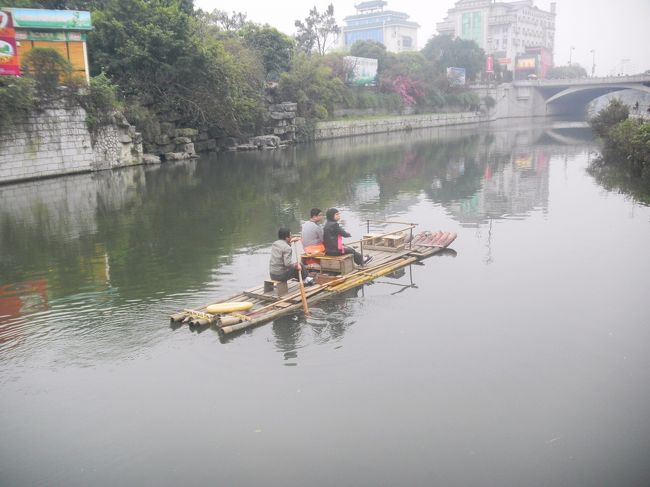 ＜?＞に続き２日目桂林市内観光、天気は曇り<br /><br />写真は竹で組んだ筏（船）の客のカップル