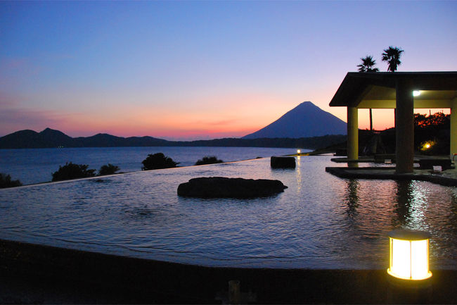 たまて箱温泉に行ってきました！<br /><br />たまて箱温泉は、鹿児島県 指宿市（いぶすきし）山川のヘルシーランド内にあり、多目的広場（全面芝生、サッカーの公式試合が可能）、温泉保養館（大浴場、温水プール、トレーニングルーム）、宴会場、レストランなどがあります。<br /><br />たまて箱温泉は、海岸の岸壁にある露天風呂で、鹿児島湾から東シナ海を展望できる高台に位置します。天気のいい時には、種子島や屋久島が見えるそうです。特に、薩摩富士と呼ばれる開聞岳に夕陽が沈む時間帯がオススメです。<br /><br /><br />表紙の画像は下記サイトより<br />http://www.kagoshima-kankou.com/guide/special/003/hatsuhinode/