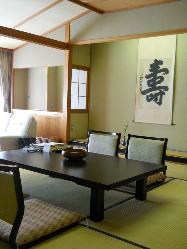 昨年5月、私の両親!を 伴って出掛けた・・・<br /> 「 伊豆 『 三養荘 』 の 旅 」。。。<br />http://4travel.jp/traveler/shiroihana/album/10566090/<br /><br />あれから・・・一年!が 過ぎて、 春が 来て・・・、<br />今回は、 群馬県・伊香保温泉の <br /> 老舗!名旅館 『 福一 』 を 訪ねる・・・「親子 旅」。<br /><br /> 『 福一 』 の HP・・・は コチラ!<br />http://www.fukuichi.jp/<br />ーーーーーーーーーーーー<br />伊香保温泉と 云えば、 「石段街」(いしだんがい)が 有名!だが、<br />この 旅館は、裏口が、スグ・・・「石段街」に 接している。<br />また、「365段!の 石段」の 上の方!に 位置している。ため、<br />石段・頂上・・・の「伊香保神社」の 参拝!も 容易・・・に 出来る。<br />ーーー 最近は、足の 不自由!な おじいちゃん。にも、<br />「石段街・・・に、好位置!の 旅館」なのだ。<br /><br />山々の 大自然!に 囲まれた・・・ 伊香保温泉。<br />照らす! 太陽の光・・・は、暖かく、 桜のつぼみ!が 可愛らしく ほころび、<br />「お山・・・の 春」を 感じさせる。<br />ーーーーーーーーーーーー<br />上州(群馬県)でも、 歴史ある、名旅館!として 名高い・・・ <br /> 旅館 『 福一 (ふくいち)』。<br />私・・・に とっては、<br />『 いつか・・・泊まってみたい! 憧れ!の 旅館 』 でした。(♪)<br /><br />館内・・・に 入った!瞬間。から、<br />ーーー『 上質な 大人!の 休日 』 が 始まる、「ときめき」・・。<br />「ロビー」や「お部屋」は、<br />「木製家具!や 彫刻。 匠の技!の 織り成す・・・『 基本色!は ベージュ色 』。。。<br />「心・・・から、安らげる! ナチュラル・カラー」に、 ついつい・・・リラ〜〜ックス。 和んでしまう・・・。<br />ーーーーーーーーーーーーーー<br />旅行の 直前・・・に、 <br />旅館より、お電話!を 頂いていた。ので、我が家の 事情!を 説明し、<br />「高齢で 歩き・・・が 不自由!な 父。の 楽な 様に・・・」と、<br />「お風呂 & お食事 は、最短コース!で 動ける・・・お部屋。を 準備してくれる。」と 云う、 『 優しい〜!配慮 』 に、 <br />まず・・・は、「一同!(揃って) 感激〜っ!!!」。<br /><br />そして、「丁度、父の お誕生日!にも 当たる・・・旅」との お電話・・・での お話。も 忘れず、<br />「感動!の (父の お誕生日) 『 寿 づくし 』・・・が いっぱい」の 旅 (???)。<br /> <br />ユッタリ・・・した、12.5畳の 和室。には、 床の間に、「寿」の 掛け軸。<br />(全 13品)の 会席料理!の お夕食。にも<br />「旅館から・・・の 「御祝い」の 工夫!づくし」で 彩り・・・が 添えられている。 お料理は、どれも・・・美味しくて、食器の センス!も 抜群。<br />私も、そんな・・「見応え!を 楽しみ」ながら、コース料理。を 満喫〜。<br />最後は、「誕生日・記念品!の プレゼント 贈呈」も・・・。(♪)<br /><br />肝心!の 温泉・・・は、 <br />ぬるめ!が また・・・良く 温まる、「黄金の湯」「白銀の湯」。 <br />そして、春風が 心地いい〜!「露天風呂」と、揃っている。<br /><br />旅館の 皆さん・・・の <br />品格!を 保ちながら・・・も、サービス精神 たっぷり!の <br />『 心のこもった! おもてなし(ぶり) 』 に、心底・・・感動!し、<br /><br />ファミリー・・・は、 東京・下町の 実家!への 帰路・・・の 車中。<br />「『 福一 』・・・、良かったネェ〜」の 話題!が、 リピート & リピート。(笑)<br />「年老いた・・・両親!が (今回も) 嬉しそう〜!に 輝いていた」<br />喜び・・・が いっぱい!の 『 群馬・伊香保温泉 の 旅 』。<br /><br />前編・・・では、 伊香保温泉 『 福一 』。 <br />後編・・・では、 二日間の 旅!の 様子。 <br />を ご覧!頂きます。