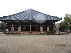 桜の通り抜けと醍醐の葉桜（１）朝の奈良。