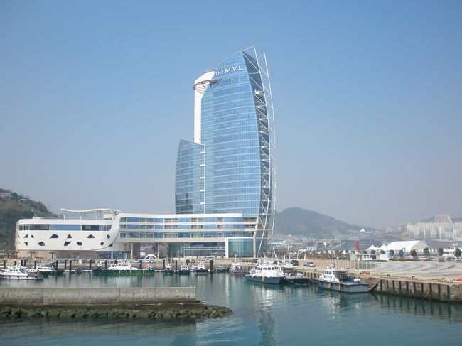 麗水エキスポ駅から宿泊ホテルに移動した後は<br /><br />広報館とThe MVL hotel（写真）の見学に出かけました。<br /><br />初日から早起き、遅寝の健康的な生活？<br /><br />久しぶりの韓国を楽しみました。<br /><br />生きている海、息づく沿岸　2012年世界博覧会開催地　麗水へ　<br />１　到着まで　　<br />２　広報館とThe MVL hotel　←　当旅行記　<br />３　梧桐島　　<br />４　鎮南館と李舜臣広場　<br />５　旅客船ターミナルと水産市場　<br />６　麗水市庁、船所