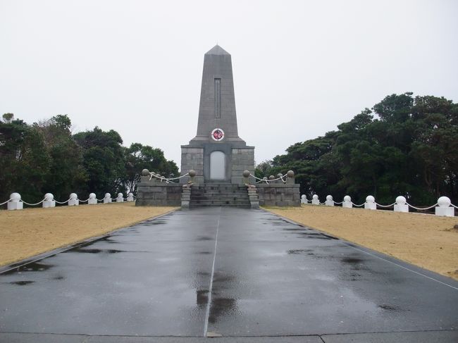 　「ここは串本 向かいは大島 仲を とりもつ 巡航船 アラヨイショ ヨイショ ヨイショ ヨイショ ヨイショ」<br />　この民謡を聞き知っている人は多いと思います。これは有名な「串本節」の一節ですが、実際に串本の向いの大島を知っている人は少ないのではないでしょうか。私も最近までそうでした。<br />　私が、串本の向いの大島に行って見たいと思ったのは、昨年、トルコ旅行へ行って来た友達の話を聞いたからです。<br />　明治２３年９月、日本との修好の使命を果たして帰途についたトルコの軍艦エルトゥールル号が、大島の樫野埼灯台下の岩礁で難破、５８０余名の殉職者を出す大惨事となったのです。この時、大島の人たちは生存者の救済、遺体の捜索、埋葬と村をあげて手助けしたそうです。和歌山県は翌年墓碑と追悼碑を建て、日本も生存者を軍艦でトルコまで丁重に送り届けたのだそうです。<br />　その後、慰霊を通じてトルコとの交流が続き、これがトルコの人達の親日感情に大きく影響しているのだとか。<br />　トルコ大好きになって帰ってきた友達に影響され、私も、トルコまでは行けなくとも、熊野詣の帰り、その話の原点となっ地を見てみようと大島へと、出かけたというわけです。<br />　