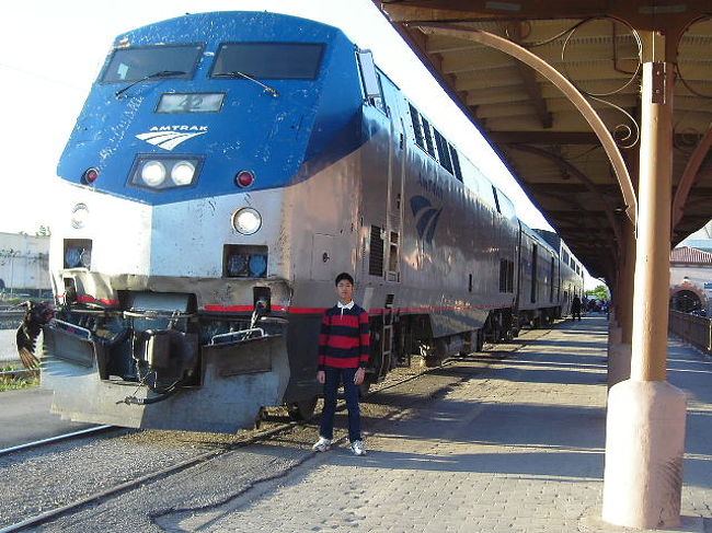 アメリカは何と言っても航空機と車の国、鉄道の旅は、日本やヨーロッパとはかなり異なる。アメリカ全土は、アムトラックという鉄道がカヴァーしているが、東海岸のボストン～ワシントンのメトロライナーを除けば、主要幹線はシカゴを起点にして南、西、東へ日に1便、または週に3便の長距離列車が2～3日かけてゆったりと走る、時間に余裕がある人の乗り物だ。座席は航空機のファーストクラス並みの広さと、かなり傾けることができるリクライニングシートで、贅沢を言わなければ眠ることはできる。アムトラックとは、アメリカで1971年に発足した、全米をネットワークする鉄道旅客輸送を運営する公共企業体。正式名称は「全米鉄道旅客公社」で、連邦政府出資の株式会社である。<br /><br />小生はシンシナティに滞在していた時の週末、「カーディナル号」という名の列車で何回かシカゴを往復した。もちろんシカゴ交響楽団を聴くのが主目的である。残念ながらデジタル写真は1枚も残っていないので、ここではご紹介できない。その後、余りにも時間がかかるのと、週3便という制約から車で5時間走るようになった。それでも、列車の旅には捨てがたい哀愁漂う魅力がある。<br /><br />ここでは「テキサス・イーグル号」という、サンアントニオからオースティン、ダラス、セントルイスを経て、シカゴに走るアムトラックをご紹介する。サンアントニオ発が7時、途中サンマルコスに停車し、オースティンには9時31分に到着する。その後ダラス、セントルイスを経由してシカゴには約32時間後の翌々日の1時52分に到着する。この列車はシカゴ・サンアントニオ間は毎日運行で、サンアントニオで週3便運航のロサンジェルス行きの「サンセットリミテッド号」と接続する。<br /><br />テキサス独立の象徴、「アラモの砦（とりで）」 で知られるサンアントニオは、家族と共に赴任した第2の故郷だ。この街は別の旅行記で紹介しているので、ここではテキサス州の州都オースティンと、ケネディ大統領が暗殺されたことで知られるダラスについてご紹介する。<br /><br />オースティンは人口約85万人、州内ではヒューストン、ダラス、サンアントニオに次ぎ、位置的にはこのテキサス3大都市の三角形のほぼ真ん中にある。テキサス州会議事堂はワシントンD.C.のアメリカ合衆国議会議事堂にこそ及ばないものの、全米50州の州会議事堂の中では最大の建物であり、ブッシュ大統領親子の本拠地であった。また、全米有数の規模のテキサス大学本部があり、広々とした構内は日本の大学と趣を異にする。<br /><br />ダラスは人口約120万人で、州内ではヒューストンに次ぐ。しかしフォートワースやアーリントンなどを含めた大都市圏の人口は約550万人で全米5位となる。石油化学、航空産業などの工業の中心都市である。何と言っても、ダラスで遊説中のケネディ大統領が暗殺され世界中に知られるようになった。事件発生後は産業まで衰退しかけたが、1970年台に国際的な原油価格の高騰の恩恵を受け、経済は再び活況を取り戻した。<br /><br />1963年11月22日金曜日、現地時間12:30にダラスで第35代アメリカ合衆国大統領ジョン・F・ケネディが市内をパレード中に銃撃され死亡した。犯人とされたリー・ハーヴェイ・オズワルドが2日後に警察署管内でジャック・ルビーに撃たれて殺され、暗殺の動機も背後関係も分からず多くの謎を残したまま捜査が終了し、陰謀説も多い事件として半世紀が過ぎた現在でも論議を呼んでいる。<br /><br />首謀者と言われる人物は、テキサス州を縄張りとするマフィアのカルロス・マルセロ、ケネディの急進的なベトナム戦争撤退の方針と対立していた産軍複合体、またソ連のニキータ・フルシチョフ、キューバのフィデル・カストロ、更には解任されたことを根に持った元 CIA 長官アレン・ダレス、FBI 長官ジョン・エドガー・フーヴァー、果ては大統領の座を狙った副大統領ジョンソン、大統領選挙で敗れたニクソンまで挙げられているというから驚きだ。これはケヴィン・コスナーの娯楽映画「JFK」の世界である。<br /><br />オズワルドはエルム通りに面するテキサス教科書倉庫 6 階から狙撃したと言われる。現在は、６階博物館という名の博物館になっており、事件のあった当日の様相を撮影フィルム、写真、目撃者の証言などを展示する。いまだ論争の絶えないウォーレン委員会結論や事件が後世に与えた影響についても展示している。また、暗殺犯オズワルドが狙撃したと言われる場所に立つこともできる。なお、場内の写真撮影は不可。<br />（開館：感謝祭 (11 月の第 4 木曜日) とクリスマス (12 月 25 日) 以外は年中無休）<br />