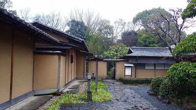 最初に刊行したのが日本庭園の星渓園。<br /><br />数台の駐車場がありますが、殆んど満車状態。<br /><br />マナーの悪い車があり、前向き駐車している車の後ろに、横にして停めているのがあり、ワシが行くとこの車ではないかと問われた。<br />内側の車を出したいのに出れなく、叫んでも呼んでも応える人がいない。<br />庭園の観賞客は数人いましたがその人達の車ではない。茶室にも何人かいましたが、多分その中の人だろう。<br />ワシが空いた所へ入れた時も同じ状態だった。帰る時に誰のか探していましたから、庭園の観賞客はワシの後から入って来た人たちだと教えた。<br /><br />付き合いせずに星渓園を後にしました。