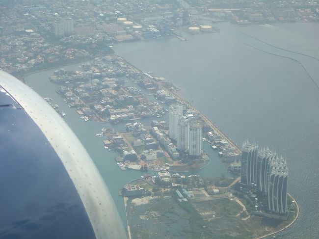 マランにあるアブダル ラカマン サラ 空港からジャカルタのスカルノ・ハッタ空港まで約1時間の空の旅です。<br /><br />妻の地元マランから今度は妻の姉兄がいるジャカルタへ向けて出発しました。いつもはスラバヤの空港を利用するのですが、今回初めてマランの空港を利用しました。空港自体は小さく、航空会社も３社のみです。今回は格安航空会社のバタビア航空を利用しました。