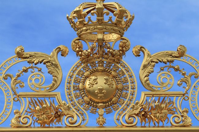 欧州旅行２１日目は、ベルサイユ宮殿の観光に行きました。<br /><br />前回の旅行でもベルサイユ宮殿に行ったのですが、その時は一日観光ツアーだったので、じっくりと見られませんでした。<br />今回はその反省を踏まえ、１泊２日の旅行としベルサイユ宮殿周辺の観光もできるようにしました。<br /><br />この旅行記は、ベルサイユ宮殿の外観と庭園の様子をお伝えします。<br /><br /><br />■■□□■■ ヨーロッパ旅行 2011 ～ダイジェスト版～ ■■□□■■<br />http://4travel.jp/traveler/minikuma/album/10611562/ <br /><br />