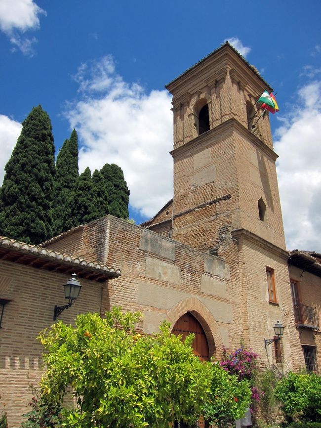 スペインの旅、3つ目の目的。<br />それは、「パラドールに泊まりたい!」<br /><br />パラドールといえば、真っ先に思い浮かぶのがグラナダ。<br />アルハンブラ宮殿の敷地内で、朝も夜も過ごせるなんてステキじゃない☆<br />でも、それだけではありません。<br />グラナダのパラドールは、イサベル女王が「もしグラナダを征服することが出来たら、一番最初に修道院を建てる」と約束し、それを実現させたという歴史も持っているのです。<br /><br />「パラドール・デ・グラナダ」は予約が取り難い事でも有名ですが、HPで調べたら、<br />おっ、ラッキーにも空いている日があったぁー!<br /><br />という訳で、この編では、パラドールの様子とグラナダの街歩きを綴っていきます。