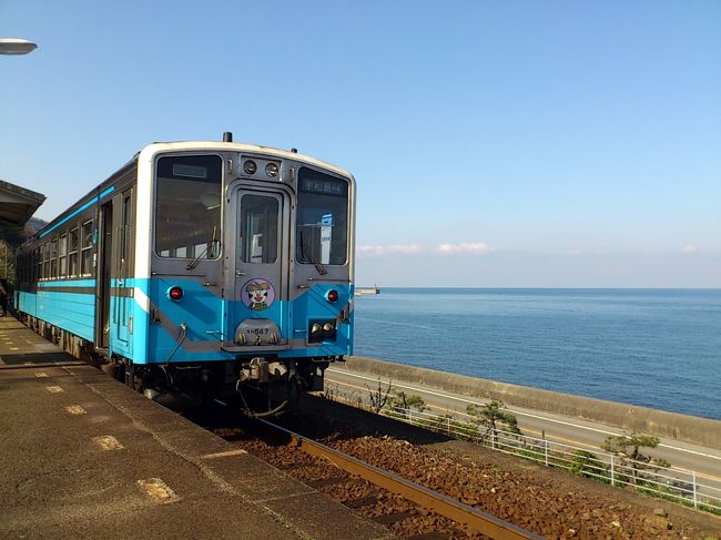 「ＪＲ四国バースデーきっぷ」とは、誕生月の連続する３日間、ＪＲ四国全線が乗り降り自由で、特急列車のグリーン車が利用できます。<br />この切符を利用して、早春の四国地方を巡る旅を満喫してきました。<br /><br />１日目：http://4travel.jp/traveler/hideyoshi201/album/10664212/<br />２日目：http://4travel.jp/traveler/hideyoshi201/album/10664419/<br />３日目：http://4travel.jp/traveler/hideyoshi201/album/10664438/<br /><br />３日目は松山から高松まで向かう途中にて、「日本一海に近い駅」で有名な下灘駅に立ち寄り、四国の旅を満喫してきました。