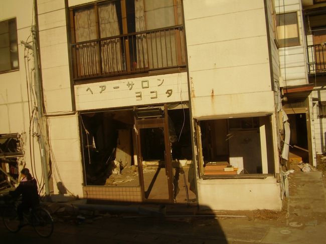 ２０１１年１２月１１日、宮城県松島に牡蠣を食べに行きました。２０１０年に食べに行った牡蠣料理のお店が、地震で被災しましたが、再開したとのことで、でかけることにしました。その際に仙石せんに乗ってきました。この旅行記を書いている、現在ですら、仙石線は全線開通にはいたっていません。私が行った時も代行バスです。時間は以下です。<br />　石巻　8：14　発の列車で　矢本　8：30着<br />　矢本　8：37　発の代行バスで　松島海岸　9：24着<br />　松島海岸を散策、牡蠣の昼食<br />　松島海岸　12：03　発の電車で仙台へ<br />前泊した仙台は、震災の傷跡を感じるものは表立ってはなかったように感じましたが、仙石線沿線では随所にその傷あとをみかけました。まずは、一日も早く、仙石線が全線開通することを願っています。<br />また、来冬に宮城に牡蠣を阿部に行こうと思います。<br />
