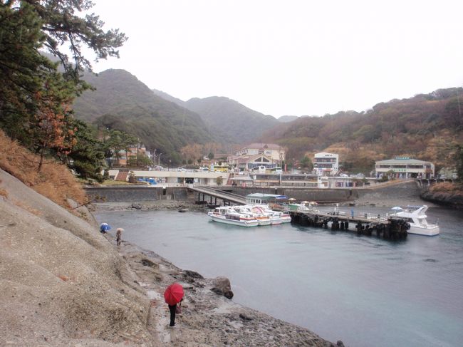 残念ながら少し雨模様の堂ヶ島探索になりました。でも船は風が強いと出てくれないようですが、海は穏やかだったので、船での探索は出来ました。全く今回の旅も、情報を知らないままでの参加。何時ものお任せコース!!<br />これほど海が綺麗だと思っていなくて、感動してしまいました。お天気が良くてもっと、海の色が・・・・・とも思いますが<br />今日は今日で、魅力的・・・・・時々の小雨も又思い出深い物となるでしょう^−^<br /><br />