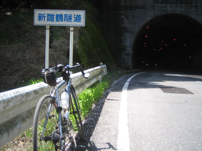 今季初めての本格的ツーリング。クラブの仲間と６人で雛鶴峠（山梨県上野原市）まで足を伸ばしました。集合場所の郷土の森からは往復120km。家からは同じく160km。とてもよく晴れたお陰で暑い一日になりました。