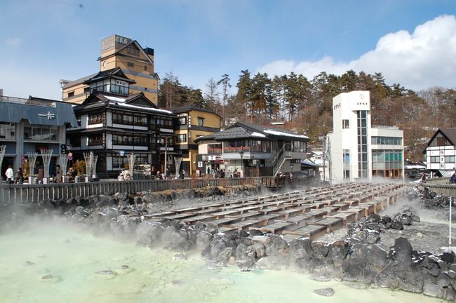 　３連休を取って、草津温泉に出かけました。人生初の群馬県入りです。翌日は、埼玉に新居を建てた友人宅を訪問し、東村山の親戚の家に一泊。３日目は、映画「麒麟の翼」の舞台となった日本橋を見物しました。<br /><br />＜ホテル＞<br />　草津温泉望雲<br /><br />＜日程＞<br />　１日目：自宅→草津温泉（望雲泊）<br />　２日目：草津温泉→所沢→東村山<br />　３日目：東村山→日本橋→自宅<br />