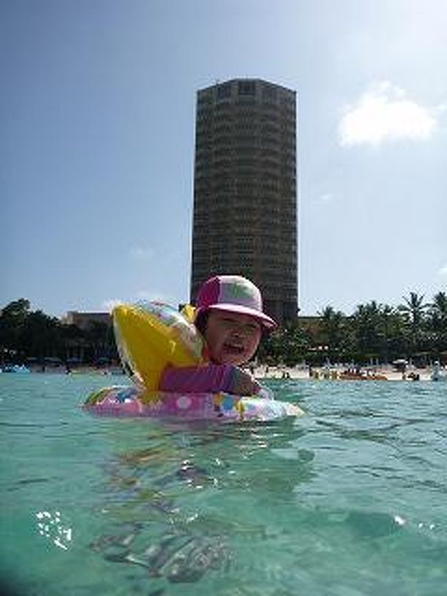 子供を連れて初めての海外旅行。<br />行き先はグアムにしました。<br />お天気も良く、飛行機も3時間半で子供もぐずることなく。<br /><br />飛行機：行きJAL941・帰りJAL942<br />ホテル：アウトリガーグアムオーシャンフロント2泊<br />　　　　シェラトンラグーナグアムコーナースイート2泊