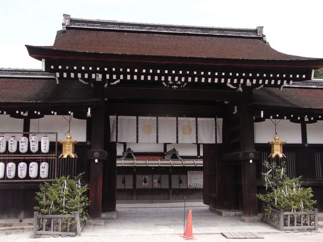 世界遺産の下鴨神社は正式に｢賀茂御祖神社(かもみおやじんじゃ)｣<br />と呼ばれ、言うまでもなく2000年を超える由緒ある神社です。<br />今回は下鴨神社周辺の飲食店を紹介する内容のため、下鴨神社に<br />ついては敢えて詳細を割愛しております。<br />詳しくはＨＰをどうぞ。　http://www.shimogamo-jinja.or.jp/<br /><br />下鴨という住所は、南が下鴨神社界隈で、最北が北山通辺りまでと<br />南北は最大で2.5kmほどあります。<br />下鴨神社は｢下鴨｣地区において南端近くになり、神社周辺は高級な<br />邸宅が見かけられます。<br /><br />本旅行記は下鴨神社にせっかく参拝するのにもかかわらず、周辺の<br />お店がわからない方のために提供する観光誌の代替材料として<br />アップしています。<br />今までは紙媒体が中心でしたが、今後はタブレット端末などを<br />駆使できるため、よりネットの効果が得られるでしょう。<br />とはいえ情報が攪乱している現状に加え、正確さも重要であり、<br />地元民が何度も足を運んでいる、またある程度の量から取捨選択<br />できるページは意外と少ないために作成してみました。<br /><br />店を紹介する順は大まかに、(1)下鴨神社西側、(2)下鴨神社北側、<br />(3)上京区出町界隈でご案内します。<br />(高野川の東の出町柳駅周辺は別の旅行記で案内する予定です)<br /><br />では、ご覧になってやってください。