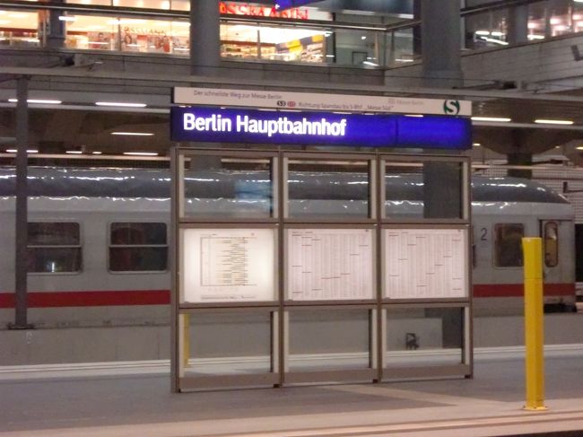 旅行記を書くのが遅くなりましたが、去年（2011）の夏にまたまた、大ーーー好きなベルリンへ。<br />今まではベルリンだけだったけど、今回は少しハードルを上げて、日帰りでドレスデンにも行ってみました。<br /><br />切符は日本にいる時にドイツ鉄道のサイトで悪戦苦闘しながら購入。<br />ベルリン中央駅08:48発ドレスデン10:52着のＥＣ１７３。<br />Eチケットを印刷して持っていき準備は万端。<br /><br />当日は早めにベルリン中央駅に行ってホームを確認。<br />時間があったので、駅のカイザーズで飲み物を買ったり。<br />時間通りに来た電車に乗って、いざドレスデンへＧＯ。<br /><br />と思ったら、ミュンヘン行きに乗っちゃってたー！<br />何で何で？？？<br /><br />ま、その後なんとかドレスデンにはちゃんと行けたので結果オーライ！