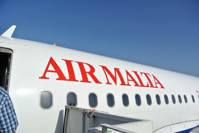 自分の中で行ってみたい候補地No.１だった「マルタ」<br />成田からロンドン（ヒースロー）経由でマルタ共和国に行ってきました！！<br /><br />航空券：成田～ロンドン　ヴァージンアトランティック航空（Virgin Atlantic Airways）<br />航空券：ロンドン～マルタ　エアマルタ（Air Malta）<br />ホテル：ウェスティンドラゴナーラリゾート（The Westin Dragonara Resort Malta）<br /><br />（１）成田～LHR乗り継ぎ～エアマルタ機内<br />（２）マルタ国際空港～ホテル　ウェスティンドラゴナーラリゾート<br />（３）マルタのグルメ　レストラン、マルタ産ビールいろいろ<br />（４）マルタ観光　青の洞門（ブルーグロット）<br />（５）マルタ観光　★ハジャー・イム神殿、★イムナイドラ神殿<br />（６）マルタ観光　マルサシュロック<br />（７）マルタ観光　パオラ　★ハル・サフリエニ・ハイポジウム神殿、★タルシーン神殿<br />（８）マルタ観光　イムディーナ、ラバト<br />（９）マルタ観光　★ヴァレッタ市街、聖エルモ砦（イン・ガーディア）、騎士団長の宮殿<br />（１０）マルタ国際花火大会クルーズ<br />（１１）ゴゾ観光　<br />　　　　ベルヴェデール展望台、★ジュガンティーヤ神殿、カリプソ洞窟・ラムラ湾、<br />　　　　ソルトパン（塩田）、タピーヌ教会、アズールウィンドウ（小舟乗船）、<br />　　　　シュレンディ湾でランチ、チタデルの大城塞・ヴィクトリア大聖堂<br />（１２）マルタ観光　スリーシティーズ、ディングリクリフ、マルタ国際空港<br /><br />★マークは世界遺産<br />