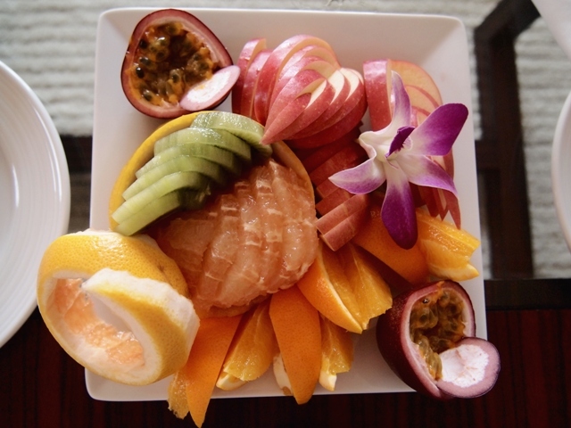 ジ・アッタテラス クラブタワーズの宿泊記 (ブログ)。<br />http://www.terrace.co.jp/clubtowers/<br />ザ・ナハテラスとジ・ウザテラスの旅行記は下記のURLからどうぞ。<br />http://4travel.jp/travelogue/10747682<br />http://4travel.jp/travelogue/11101635<br /><br />2012年4月29日から、1泊2日でジ・アッタテラス クラブタワーズに宿泊して来ました。前回の沖縄本島への旅行では世界遺産めぐりをしたので、今回はホテル滞在が目的です。<br /><br />ジ・アッタテラス クラブタワーズは、16歳以上でないと泊まることができない大人のためのホテルです。また、ホテル内へは宿泊者以外は立ち入ることができません。同じテラスホテルズのザ・ナハテラス、ザ・テラスクラブ、ザ・ブセナテラスに宿泊している場合であっても同様です。隣接するゴルフ場(ジ・アッタテラス ゴルフリゾート)の施設はもちろん、外来での利用が可能です。<br /><br />梅雨入り後の短い滞在でしたが、思いっきりリラックスすることができました。ホテルのスタッフの方々のサービスも、この上なく素晴らしいものでした。<br /><br />ただしごく一部とは言え、スタッフによってサービスの質にバラツキがあるのも事実。ティータイムには、飲み物のお代わりぐらいは、聞きに来て欲しかったなぁ。忙しそうで、頼みづらい雰囲気がありました。また、臨時のアルバイトなのか、レセプション棟からホテル棟まで電動カートで送ってもらった時に、部屋番号を告げても部屋の位置のわからないスタッフがいたのには、こちらが驚いてしまいました。on the job trainingと言えども、これはちと酷過ぎる。そしてそれは明らかに、スタッフを教育し使っている側の責任です。