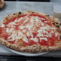 ナポリでピザを食す。