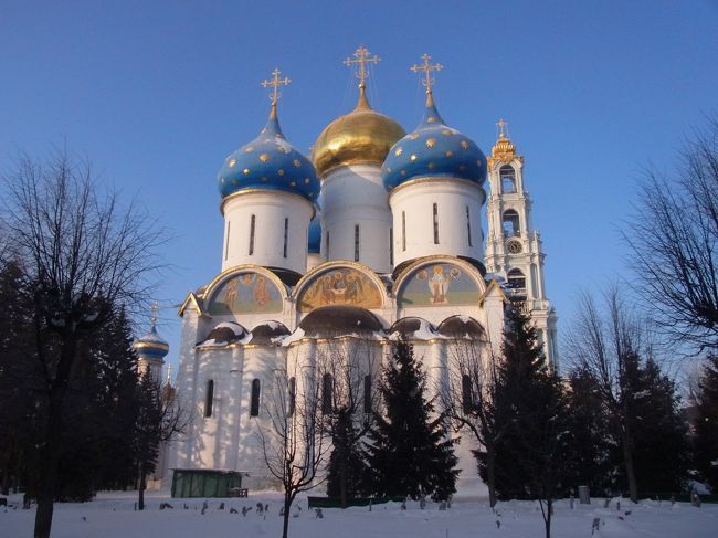 モスクワから北北東に７０ｋｍ行くとセルギエフポサードという門前町がある。ロシア正教のトロイツェ・セルギエフ大修道院と訳される世界遺産がここにある。（モスクワと入れないと、この旅行記は受理されない？その他の都市を選んだら、受け付けられなかった。）<br /><br />ここに入場する時、写真撮影希望者は確か１００ルーブル（３００円程度）を払った。引き換え券のようなものは特に受け取らなかったから、内部では誰が払ったかわからないと思うが、かわりにＣＤをいただいた。これを今日聞いて驚いた！すばらしい教会聖歌隊の合唱集である。２００５年録音でこの修道院とモスクワ神学校の合同聖歌隊による演奏と記してある。指導者名としてArchimandrite Matthewとある。つい最近ＮＨＫＢＳのクラシッククラブで放送したモスクワ合唱団は、ロシア民謡等をこれでもかというほど、ヴィブラートをつけたスタイルだったが、なんと、この合同聖歌隊の合唱は、ノンヴィブラートで澄み切った上に、パワー感のあるすばらしい演奏なのだ！合唱の好きなかたなら、この演奏に驚かないはずはない。現地でこのような合唱を聞いていたら、どれほど感激したであろう。<br /><br />もし、今度、この聖地を訪問されるかたがあったら、絶対に写真を撮ると言って、このＣＤをもらうべきである！なぜなら、「非売品」と書いてあるので市販されていないと思う。モスクワの百貨店やスーパーのあくどい値段には驚いたが、このＣＤを写真撮影料の証にくれた修道院には感謝！聖セルギウスはロシアを救った聖人なのだが、モスクワが政治とビジネスの町というあまりよくない印象を持った私には、この郊外の町は手を汚さないでいる本当に聖地のように思えてきた。　　<br /><br />勿論、見物した日も立派な建物群と雰囲気であるとは思ったが、実際の礼拝は一部しか見ていないわけであるから、このＣＤを聞くまでは、その素晴らしさを私は本当には理解していなかったといってよい。<br /><br />２０１８年２月２７日に大幅拡大版を作成。美しい雪景色と青空とロシア教会の建築！！！