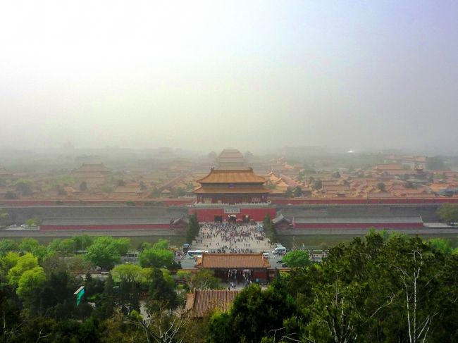二日目に紫禁城、三日目の朝に景山公園に。<br />景山公園からの紫禁城の瑠璃色の瓦の眺めを見るのが今回の旅行の大きな動機の一つ。<br />空がうっすら曇っていてせっかくの世界遺産の眺めがどんよりした感じ。<br />北京市政府の方々、北京の空をどうか綺麗にして下さい。<br />頼んます！<br />紫禁城本当にでか過ぎ。<br />歩き疲れた！