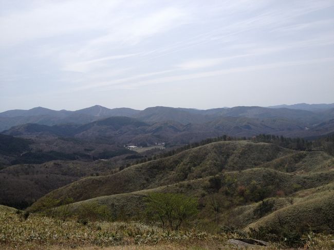 今年初の山登りは広島と島根の県境にある雲月山(広島では うづつきやま、島根ではうんげつさん と言うそうです。)<br />浜田道 旭インターを出て左折、5号線を左折、山道を通って<br />約20分で駐車場に到着です。<br /><br />ちょうど、山焼きをした直後でした!<br />見晴らしがよく、登ったり下ったりの山、約50分位で頂上に到着です。<br />入山時刻9:10 下山時刻10:40<br /><br />帰りは戸河内方面を通りましたが、こちらの方が断然、道がいいです!<br />その後、昼食を豊平にある 蕎麦屋に行き、三次市の常清滝まで足をのばし君田温泉に入って帰りました。