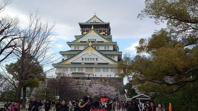 子どもと一緒に旅をする･･･<br /><br />長女が高校生になったらなかなか「旅行」なんて出来ない･･･<br /><br />そんな思いから旅行を楽しんでいます。<br /><br />今回は私の出身地　大阪<br /><br />実は、通天閣に行った事がなかったので子供と一緒に行く事に<br /><br />そして20年ぶりの大阪城に！<br /><br />いざ！