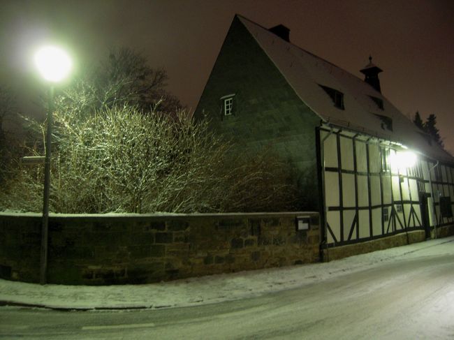 ゴスラーに雪が降って街が白くなった夜の写真。
