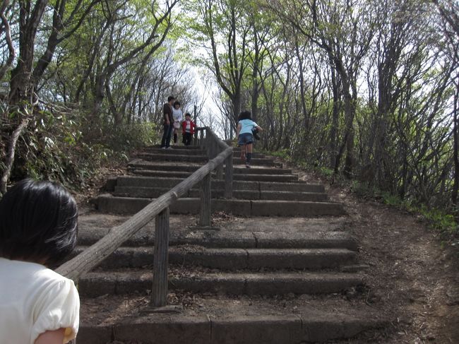 弥彦山の山頂を目指して歩く。<br />山頂の神社は縁結びの神様だったようで、私はまったく見当違いなお願いをして帰ってきました＾＾；