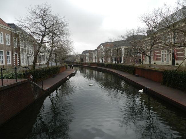ハウステンボス園内にある「ホテルアムステルダム」に宿泊したので、早朝の園内を散歩してみました。<br />まだ一般観光客が入場する前の園内は静かで、ヨーロッパのどこかの都市の街並みを本当に散歩しているような感じでした♪<br /><br />『2012早春の長崎県旅行』ダイジェスト版はこちら→http://4travel.jp/traveler/joecool/album/10653619/ 