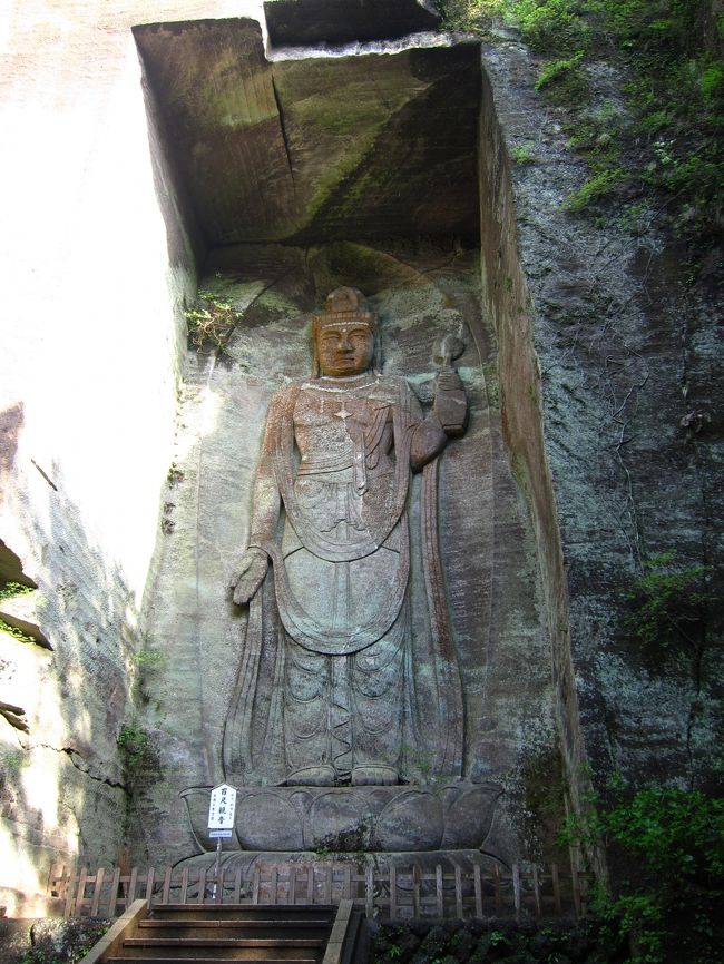 ○●千葉のバーミヤン遺跡?!予想外に素晴らしかった鋸山日本寺●○<br /><br />「木更津にアウトレットができたらしいね~」から決まった千葉旅行。<br />GWは特に予定がなかったので、せっかくなら1泊2日で~ということになり、バタバタと出かけてきました^^<br /><br />アウトレットは2日目に行くとして、1日目は・・・とリサーチしたところ、鋸山(のこぎりやま)という観光スポットがあることを知り、そこに日本一の大仏様がいらっしゃるらしい。<br />奈良や鎌倉ではなく?!千葉の大仏なんて聞いたことない…。<br /><br />半信半疑でしたが、行ってみてびっくり!本当に日本一の大仏様でした。<br />鋸山日本寺、ほんっとうに素晴らしかったです!大満足。<br /><br />しかも、鋸山ロープウェイの麓駅・浜金谷駅にある『さすけ食堂』。<br />ここの黄金アジの刺身とアジフライが絶品!<br /><br />千葉にこんな素敵な場所があったなんて・・・千葉県民のみなさん、もっとアピールしてください!もったいない!<br /><br /><br />【宿泊交通】<br />浜松町→君津(アクアライン高速バス) 1400円<br />ホテルクラウンヒルズ君津(朝食付き) 5400円/人<br />木更津アウトレット→浜松町(アクアライン高速バス) 1200円